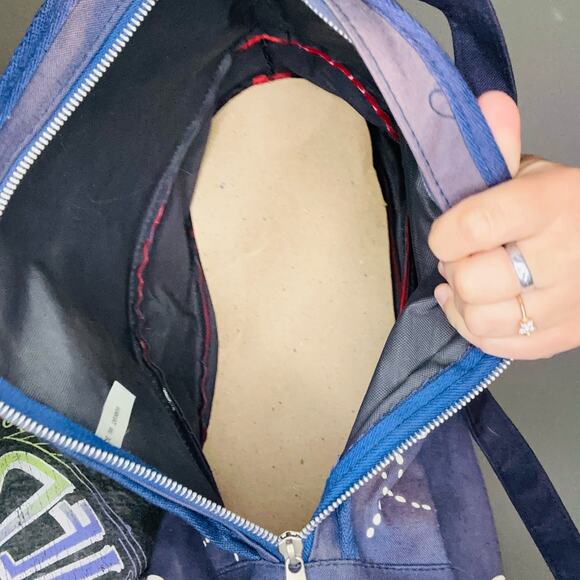 Vintage BIG SHOE BY IMPERIAL Blue Red White Shoe Detail Zip Up Gym Travel Bag - Picture 7 of 12